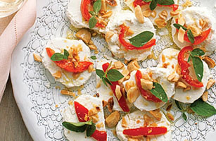 Козий сыр с миндалем и острыми перчиками