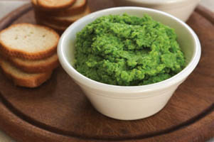 Дип из зеленого горошка с пармезаном