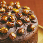 Шоколадный торт с орешками